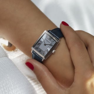 Inspired by a vintage watch design, the toccata ladies creates a simple and elegant statement.⁣⁣#RAYMONDWEIL #PrecisionMovements #RWToccata #SquareWatch #SwissMade #Watchmaking #LadiesWatches #LadiesSwissWatch
