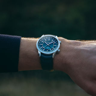 Blue gradients are used to enrich the appearance of the dial. A 24-hour track, in conjunction with the GMT hand, is used to indicate the ‘home time’, whether it is day or night.#RAYMONDWEIL #PrecisionMovements #RWFreelancer #GMT #AutomaticWatch #BlueDial #LeatherStrap #Watches #SwissMade