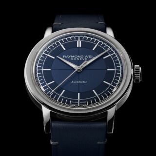 Millesime, blue dial. 

When taking a closer look at the dial, it reveals contrasting finishes. For instance, the hour track is smooth, the minute track is snailed and the central area of the dial is adorned with a delicate vertical brush. 

The bezel is decorated with a vertical satin-brush that contrasts wonderfully with the highly polished bevel nearby. This juxtaposition of two finishes reinforces the overall level of finishing, a characteristic that distinguishes the millesime collection. 

#RAYMONDWEIL #PrecisionMovements #RWMillesime #SwissMade #AutomaticWatch #independentbrand