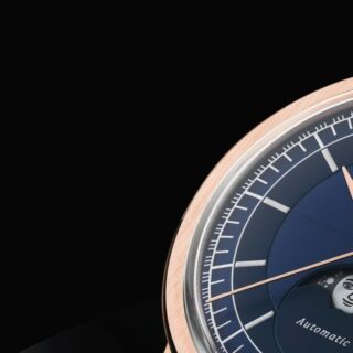2024 Novelties | Millesime Moon phase Midnight Blue

This moon phase timepiece combines a visually sectorized, highly graphic dial – the collection’s hallmarks – with the poetic horological complication. 

The dial of the Millesime collection are located beneath a vintage-inspired sapphire crystal glassbox.

#WatchesAndWonders2024 #RAYMONDWEIL #Geneva #Watchmaking #IndependentBrand #horology