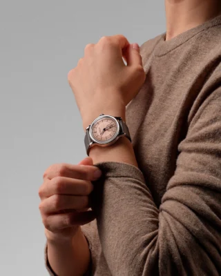 A modern take on vintage charm. 

The Millesime 35 mm automatic small seconds in salmon is the ultimate expression of timeless elegance. 

#RAYMONDWEIL #PrecisionMovements #RWMillesime #Luxurywatches #AutomaticWatch #SwissWatch #Watch #SwissMade #IndependentBrand