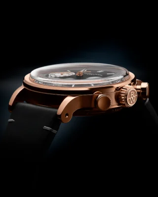A close-up of the iconic crown featuring the RAYMOND WEIL monogram, a symbol of our heritage in fine watchmaking. Each piece embodies our passion for precision and timeless design. 

Discover today.

#RAYMONDWEIL #PrecisionMovements #RWMillesime #Luxurywatches #AutomaticWatch #SwissWatch #Watch #SwissMade #IndependentBrand