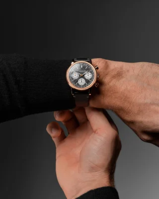 Timeless elegance. High precision. Distinct character.

Housed in a 39 mm stainless steel case with rose gold PVD and a blend of satin-brushed and snailed finishes, this timepiece is paired with a W-stitched black leather strap for a bold yet refined look.

Discover more online.

#RAYMONDWEIL #PrecisionMovements #RWMillesime #Luxurywatches #AutomaticWatch #SwissWatch #Watch #SwissMade #IndependentBrand