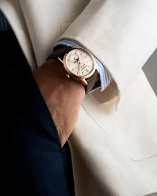 Freelancer collection I A new era 

Discover the Freelancer Complete Calendar, a masterpiece of watchmaking precision and refinement. Featuring an integrated corrector system within a meticulously redesigned 40 mm case, this timepiece harmoniously combines the iconic complication displaying date, day, month and moon phases with a contemporary aesthetic.

More than a watch, it stands as a true testament to our horological innovation and craftsmanship, redefining elegance and functionality within the Freelancer collection.

#RAYMONDWEIL #PrecisionMovements #RWFreelancer #AutomaticWatch #SwissWatchmaking #CompleteCalendar